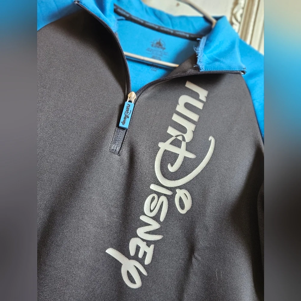 Authentic run Disney pullover from the 2024 race year. 🏁 - Picture 6 of 7